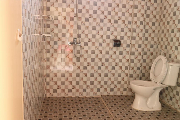 Bathroom 5, Laster Jony's Guest House, Samosir