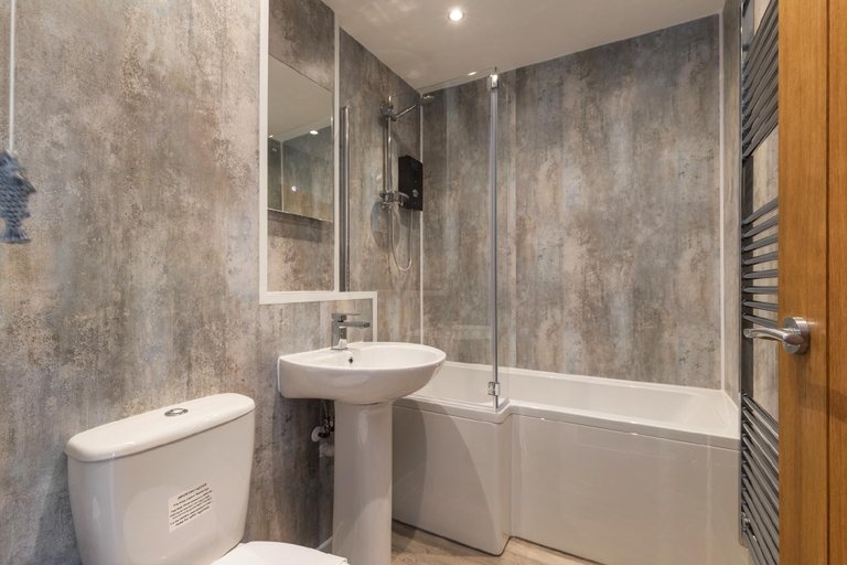 Bathroom, Coedrath Park 20 - Modern Apartment, Close to the Beach, Pembrokeshire