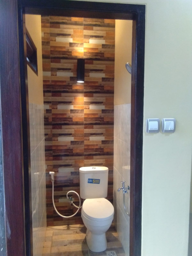 Bathroom 5, THE SEPINGGAN HOME BASE - Penginapan Syariah, Balikpapan