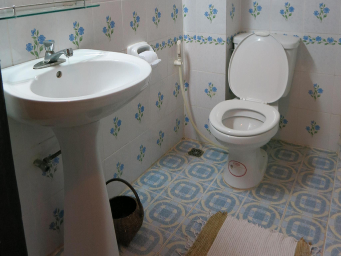 Bathroom 2, The Hillside Residence, Pek