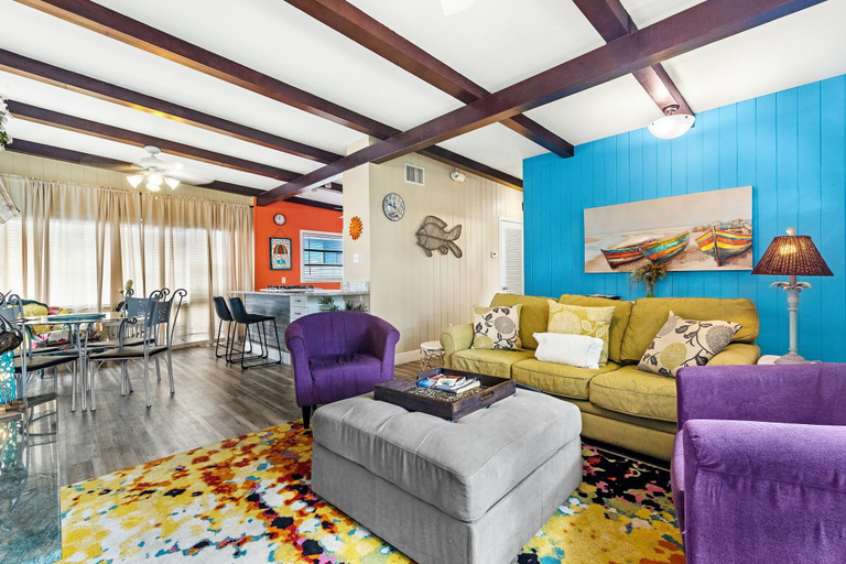 Public Area, 225 Delmar, Lee