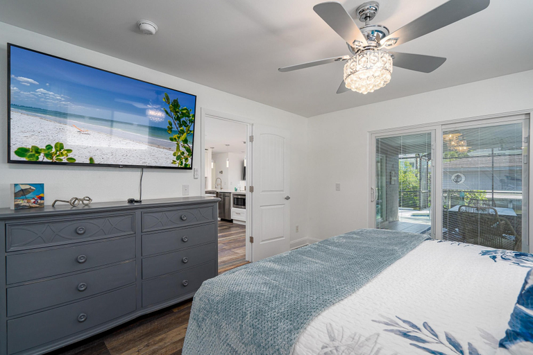 Bedroom 2, 3191 Shell Mound - Wine Down by Coastal Vacation Properties, Lee