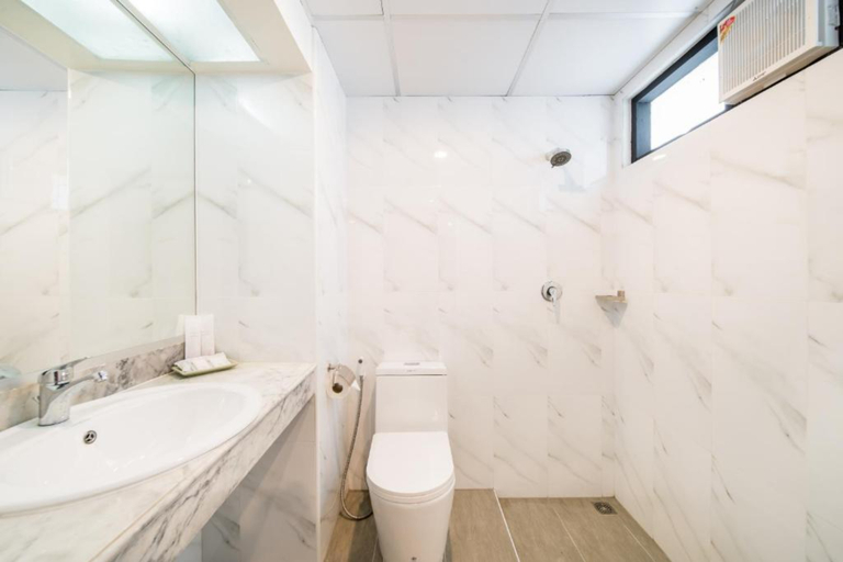 Bathroom 4, Niran Grand Hotel, Bang Na