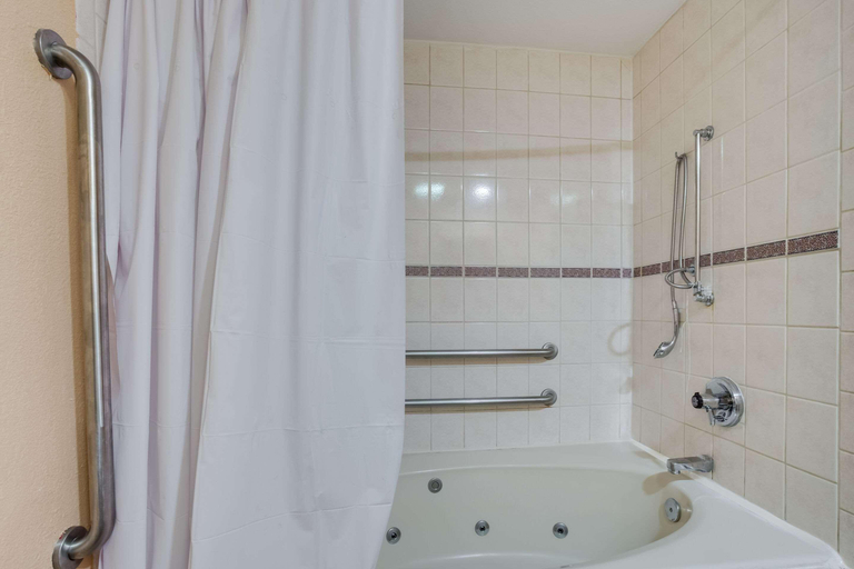 Bathroom 4, Quality Inn Lees Summit - Kansas City, Kansas City