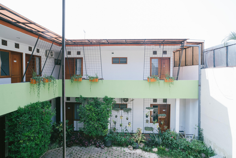 Exterior & Views 2, Urbanview Hotel Griya Surya Malang by RedDoorz, Malang