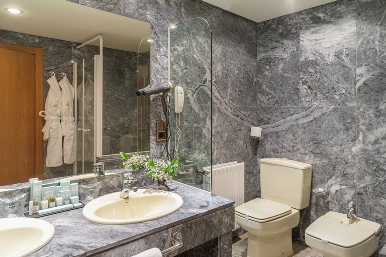 Bathroom 7