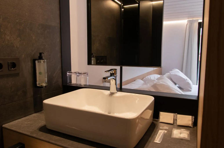 Bathroom 5, Hotel Cortabitarte, Soria
