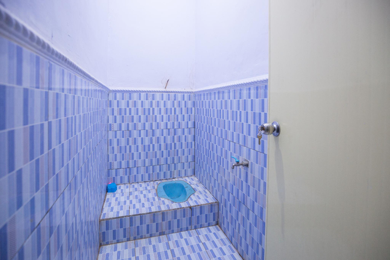 Bathroom, SPOT ON 1746 Putri Kuning Residence, Banyuwangi