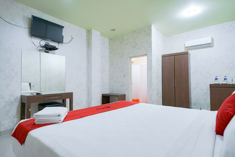 RedDoorz Plus @ Jalan FL Lumban Tobing Sibolga - Tap to explore photos