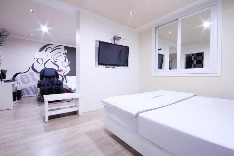 Bedroom 2, Gumi Fun, Gumi