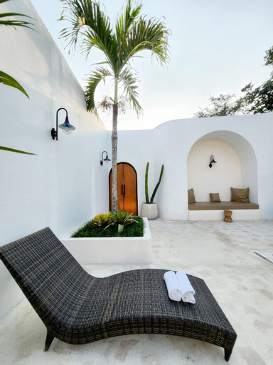 Exterior & Views 12