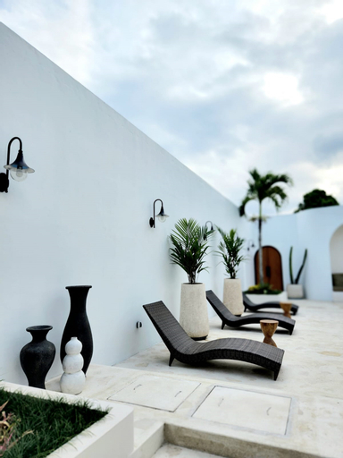 Exterior & Views 11