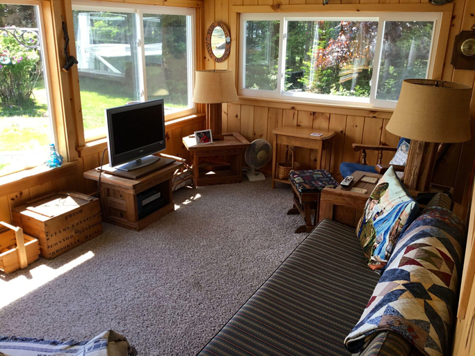 Public Area 2, Picturesque Island Cottage by Pack and Relax, Washington