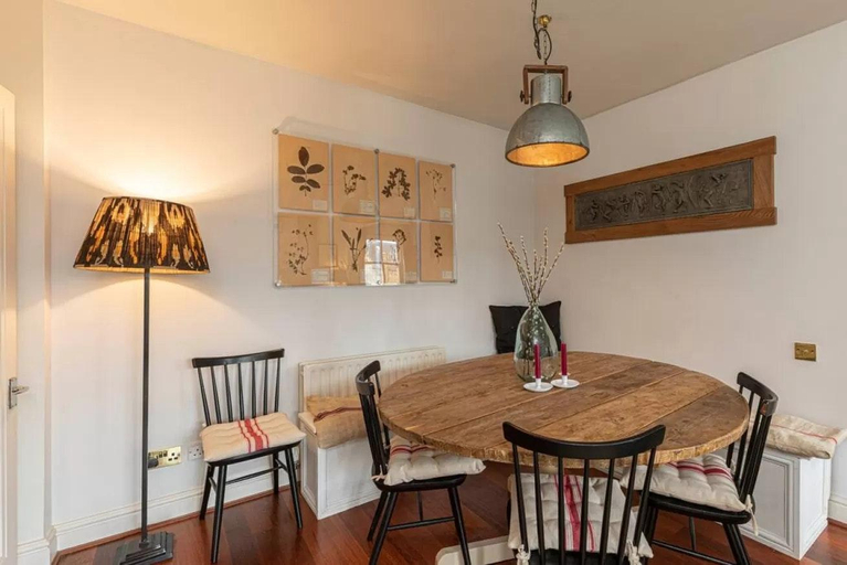 2, Stylish 2-bed flat with terrace near Battersea Park, London