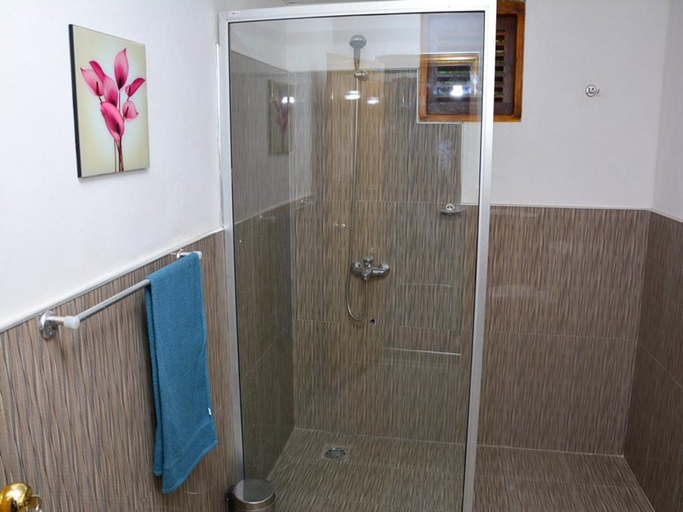 Bathroom 5, Bangalawa Guest House, Palugaswewa