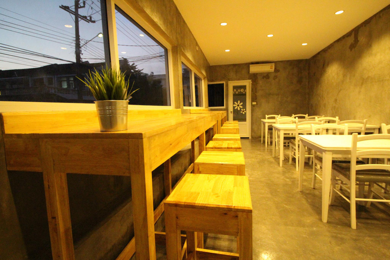 Food & Drinks 5, Lee Place Phatthanakan Condo, Prawet