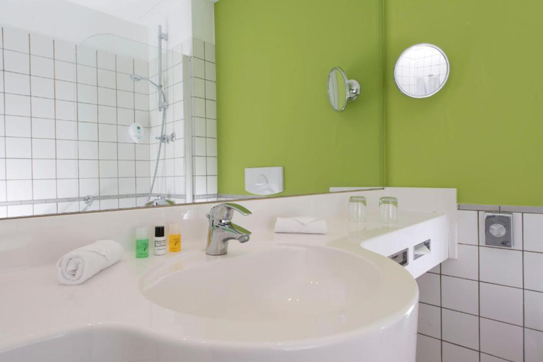Bathroom 4, Wyndham Garden Düsseldorf City Centre Königsallee, Düsseldorf