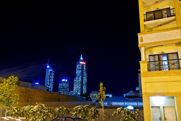 City Rest with views - high up  parking, Perth