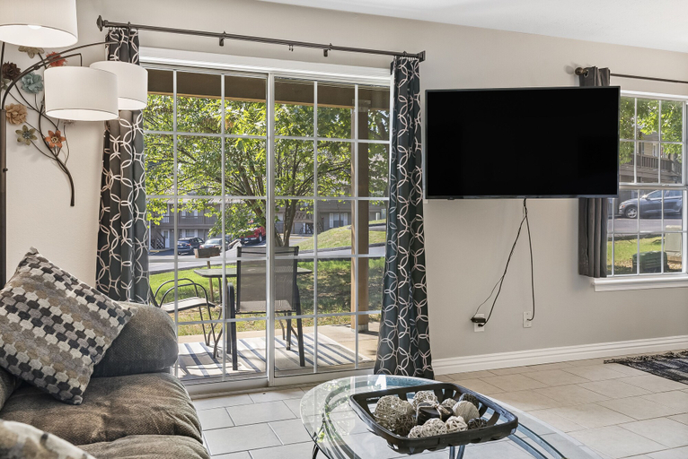 Public Area, Gorgeous Ground Level Retreat, Taney