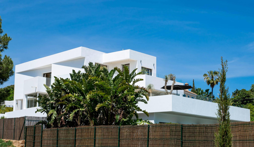Exterior & Views
