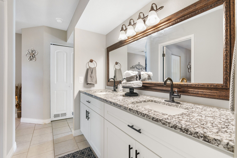 Bathroom 5, Gorgeous Ground Level Retreat, Taney
