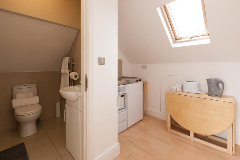 Bathroom 3, Tooting Rooms & Studio by PrimeCityHosts, London