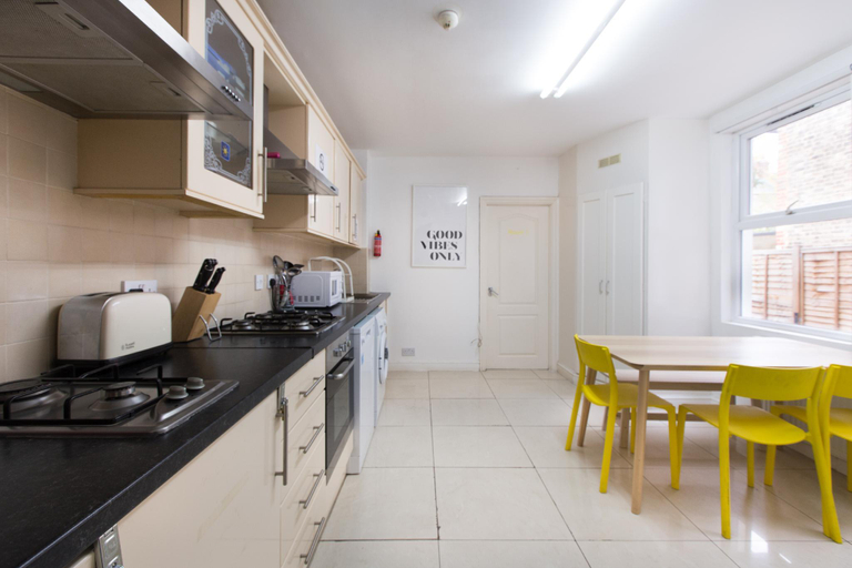 Others 5, Tooting Broadway Studios & Rooms by PrimeCityHosts, London