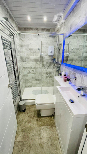 Bathroom 3, Classy, Central, Self Contained Flat by CozyNest, Reading