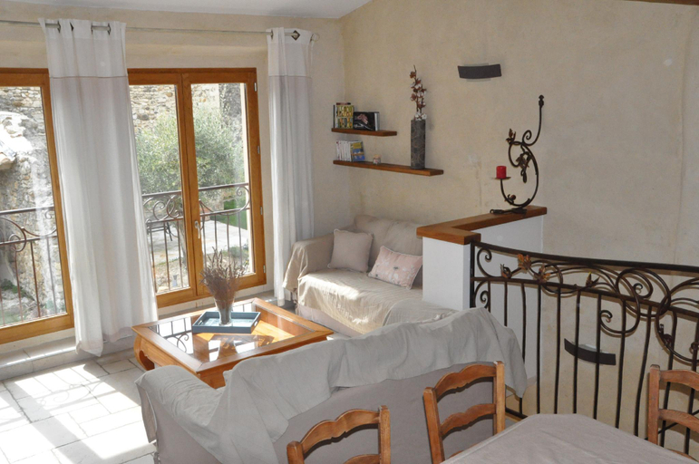 Others 4, Cottage in a castle between vineyards and lavender, Drôme
