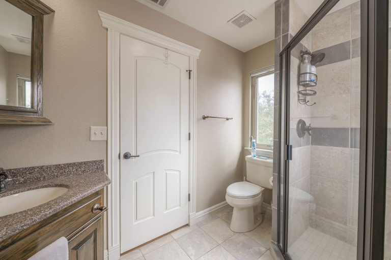 Bathroom 5, Kaizen Lakehouse, Burnet
