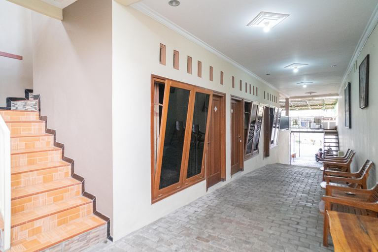Public Area 2, RedDoorz @ Villa Akbar 3, Malang