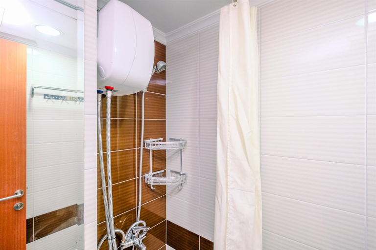 Bathroom 2, Modern Look Studio Apartment At Margonda Residence 3, Depok