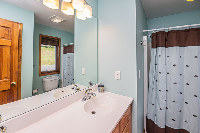 Bathroom 3, Hiatus on the Hill, Garrett