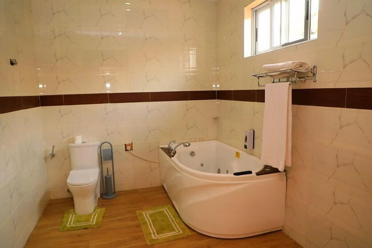 Bathroom 5, Ocean green beach resorts, Tema
