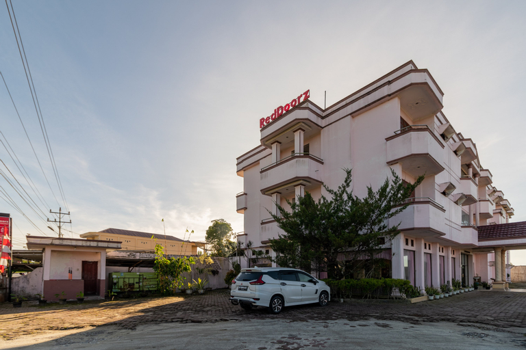 Exterior & Views 2, RedDoorz near Silangit International Airport, North Tapanuli