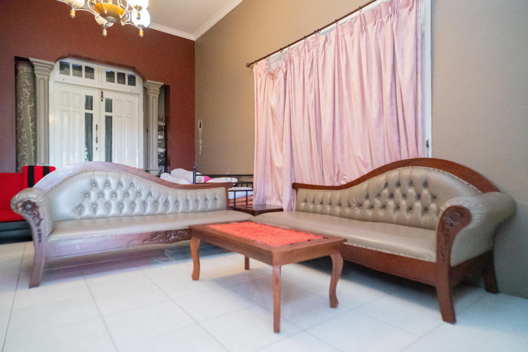 Public Area, RedDoorz @ Oro Oro Ombo Batu, Malang