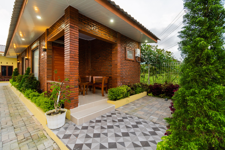 Exterior & Views 2, RedDoorz @ Aldos Villa Silangit, North Tapanuli
