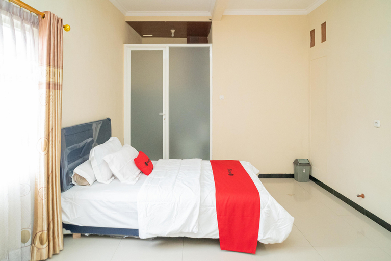 Bedroom 5, RedDoorz @ Villa Akbar 3, Malang