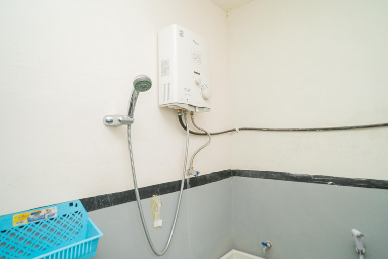 Bathroom 4, RedDoorz Syariah near Batu Night Spectacular 3, Malang