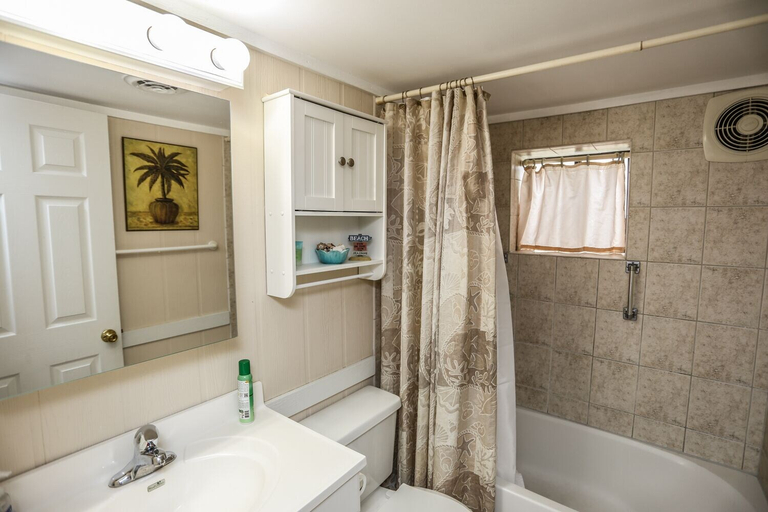 Bathroom 4, 139 Palermo Lower Unit, Lee