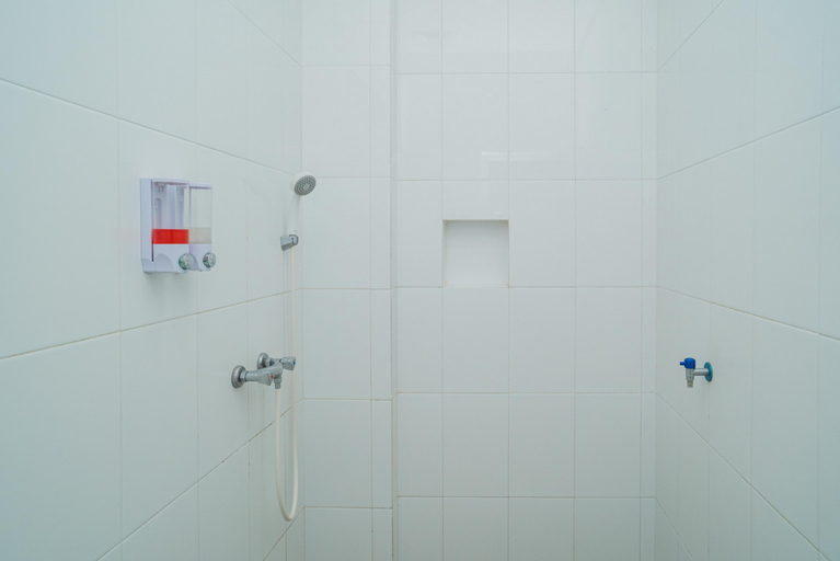 Bathroom 4, Urbanview Hotel Bubusini Batu by RedDoorz, Malang