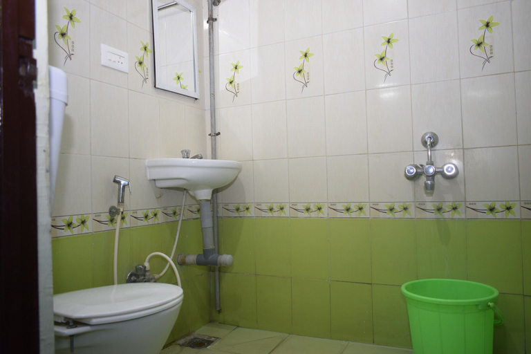 Bathroom 5, Golden Sun Inn, Puducherry