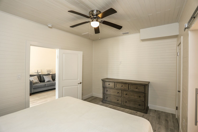 Bedroom 5, 283 Carolina, Lee