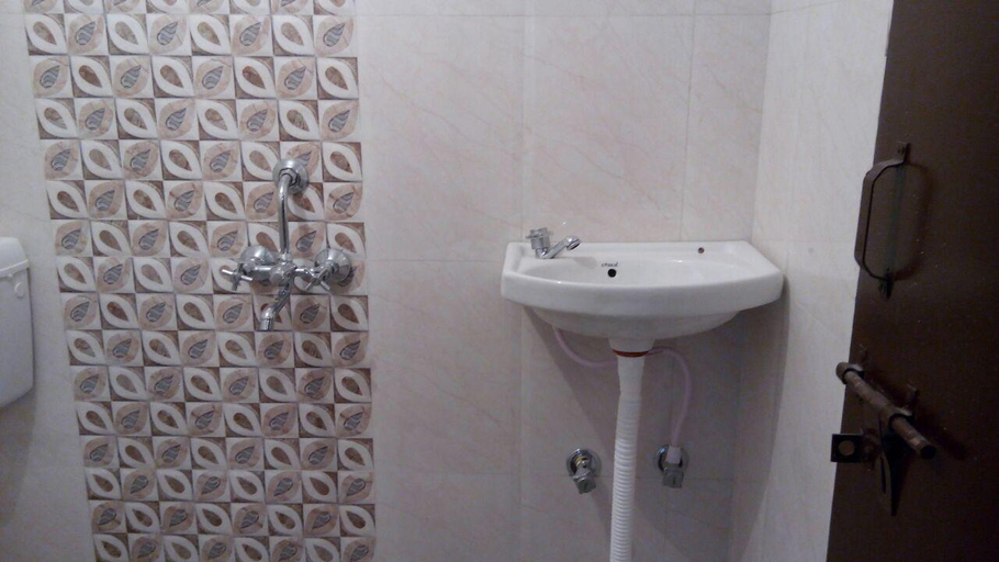 Bathroom, Karma Home Stay, Chhatarpur