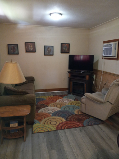 Others 4, Cottage, Conway