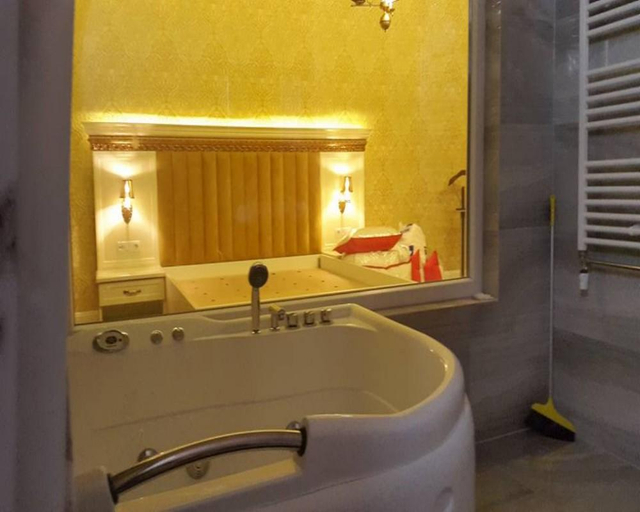 Bathroom 5, Hotel Nafron, Prizren