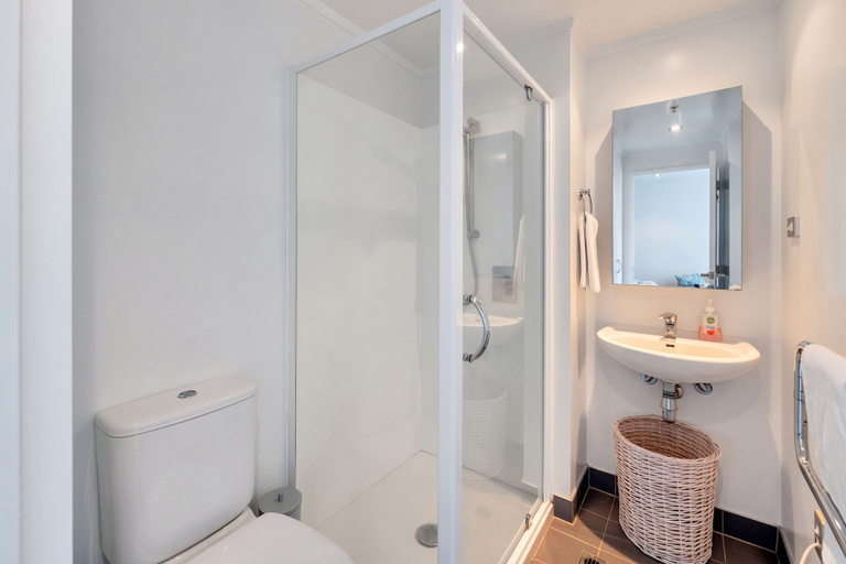 Bathroom 4, Spacious 2BR CBD Apartment Balcony, Waitakere
