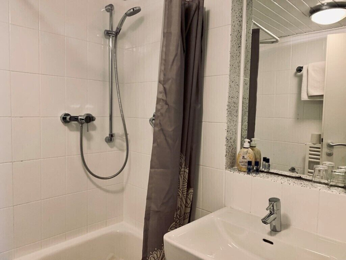 Bathroom 3, Hotel Waldhorn, Stuttgart