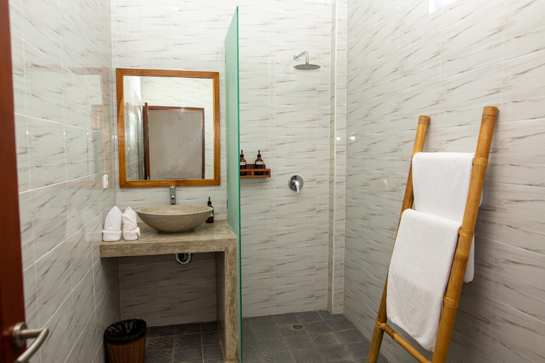 Bathroom 4, Frangipani House & Spa by ecommerceloka, Badung