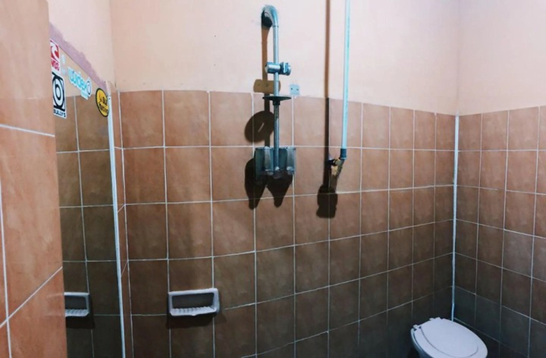 Bathroom 4, Barriga Feliz Surf Camp, South Nias